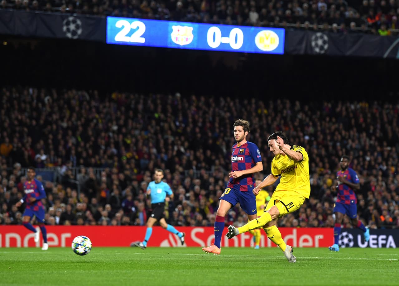 Griezmann por fin lo logra y anota junto con Messi y Suárez. El conjunto culé se impone tres goles a uno ante el Dortmund de Alemania y con ello logra su calificación a octavos de final de la Champions League.