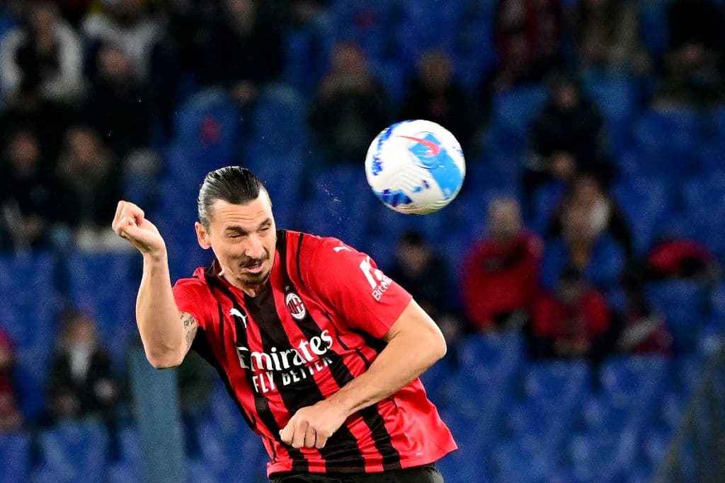 El Milan remontó ante el Lazio (1-2) con un gol en el tiempo añadido y se mantiene en el liderato dejando toda la presión para el Inter, obligado a ganar para ponerse primero, tras esta trigésima cuarta jornada de la Serie A.