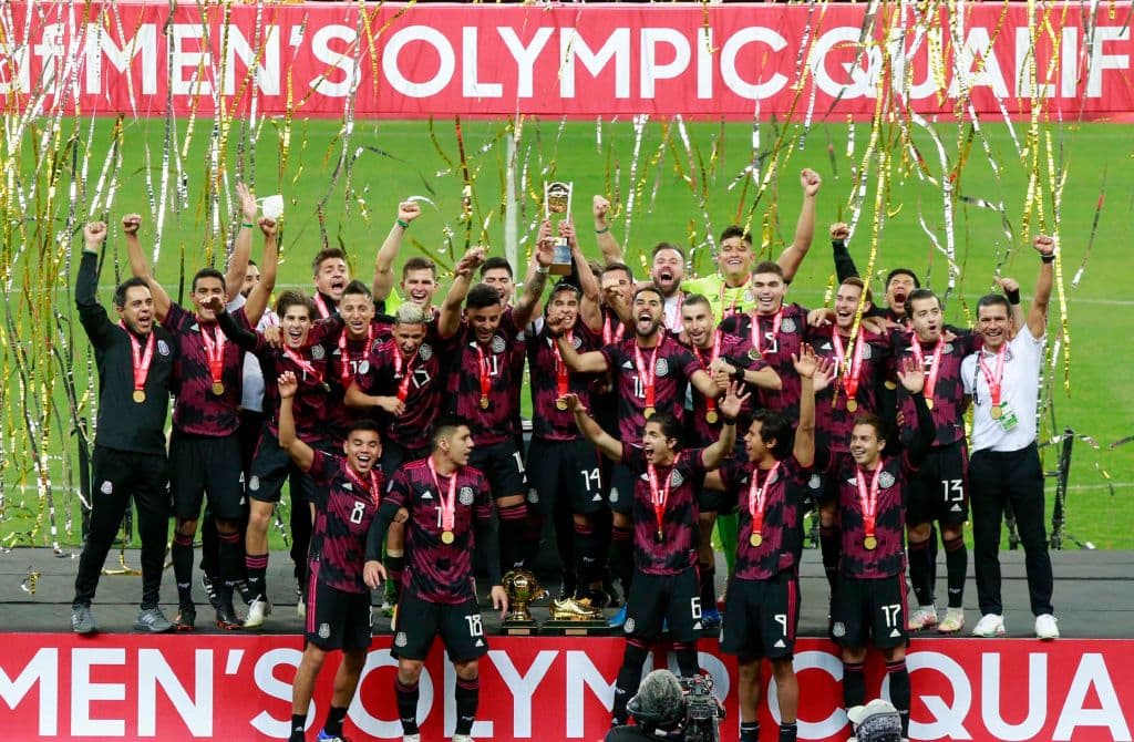 México celebra en el EStadio su Jalisco su tercer título al hilo del Preolímpico masculino, Alexis Vega recibió el Balón de Oro al mejor jugador del troneo y Sebastián Córdova se quedó con la bota de oro luego de quedar como campeón de goleo del certamen.
