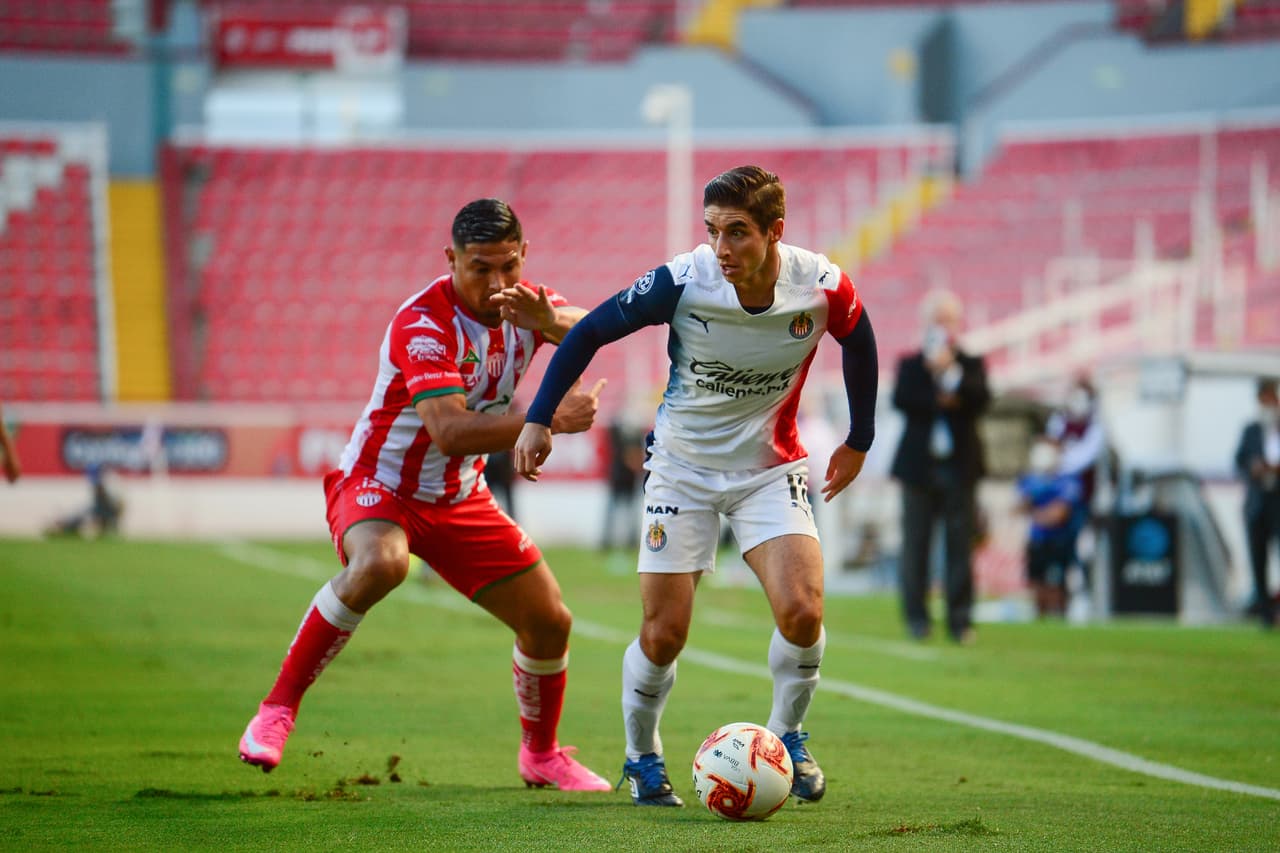 Hacia el 19’ de juego, Chivas presionaba y Necaxa aguantaba los embates.