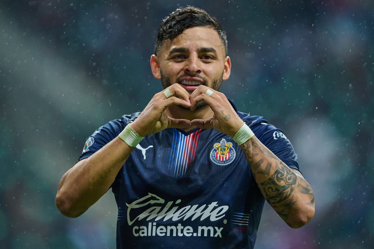 Isaac Brizuela y Alexis Vega se encargan de mantener viva la ilusión de Chivas de quedar dentro de la fiesta grande del futbol mexicano luego de vencer 1-2 a Monterrey.
