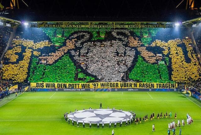 Tifo presentado durante un partido de la Champions League entre Dortmund y Tottenham Hotspurs.