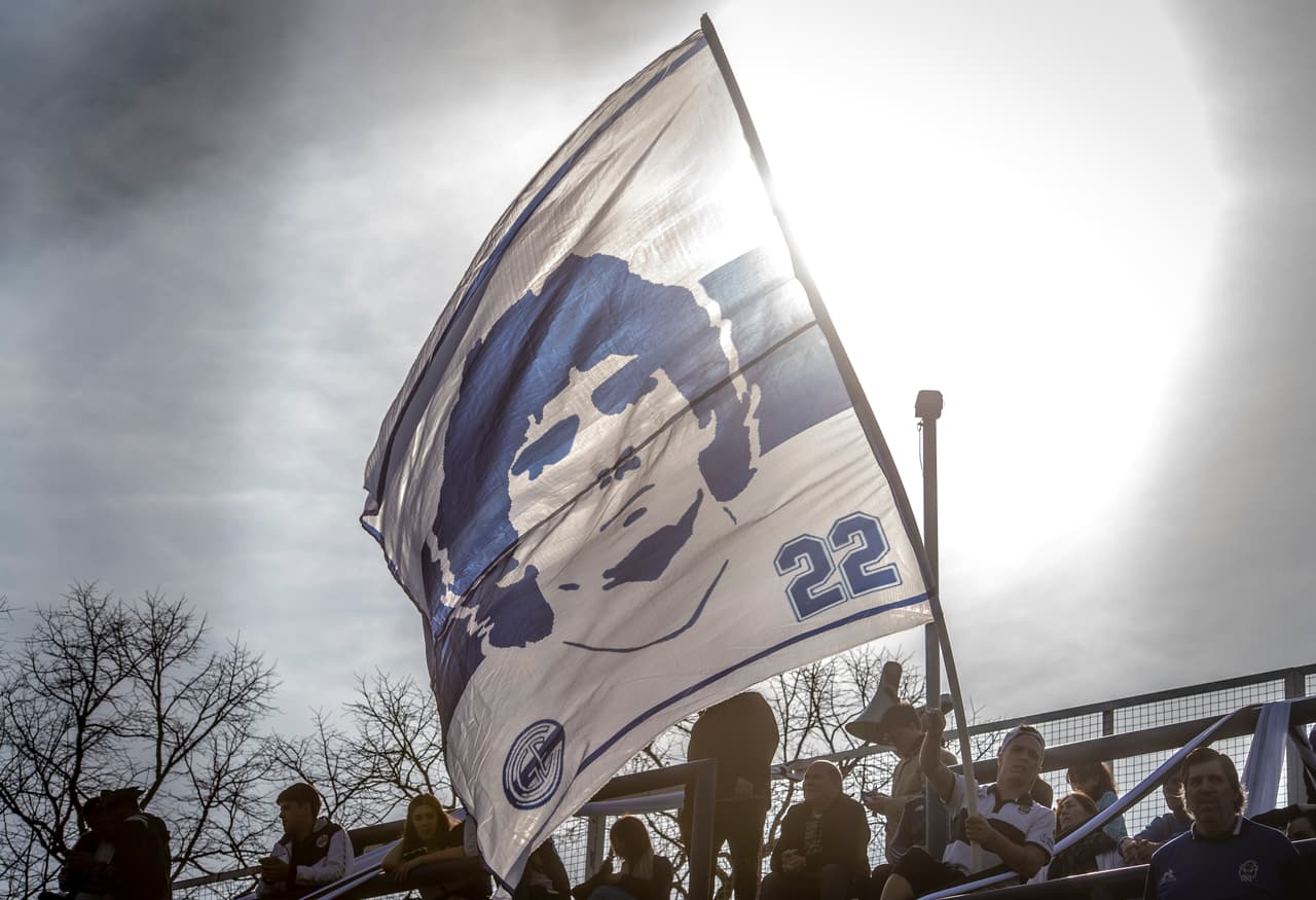 Una bandera enorme ondea en las afueras del estadio, previo al Gimnasia-Racing.
