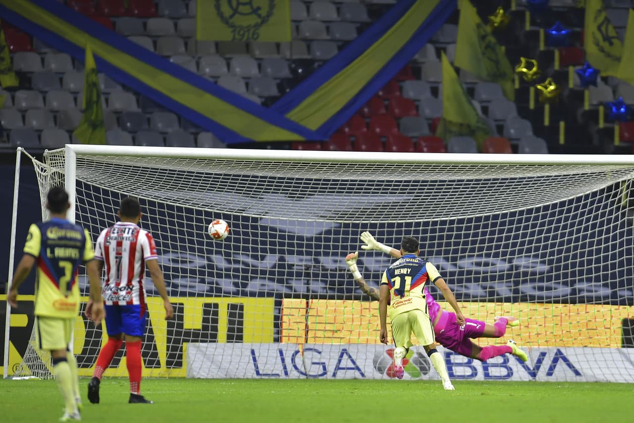 Recibió un balón al filo del área, disparó y mandó guardar el esférico en el arco de Gudiño.