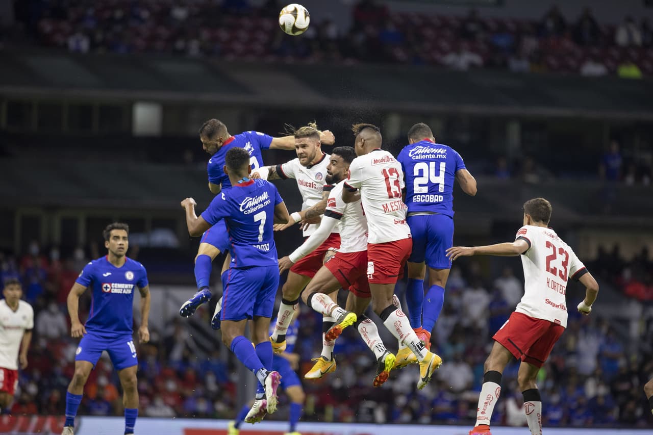 La tensión se fue acumulando y los fantasmas comenzaron a rondar en el Azteca. Toluca atacaba, pero sin mucha claridad. Cruz Azul se ocupaba de sacar el balón.