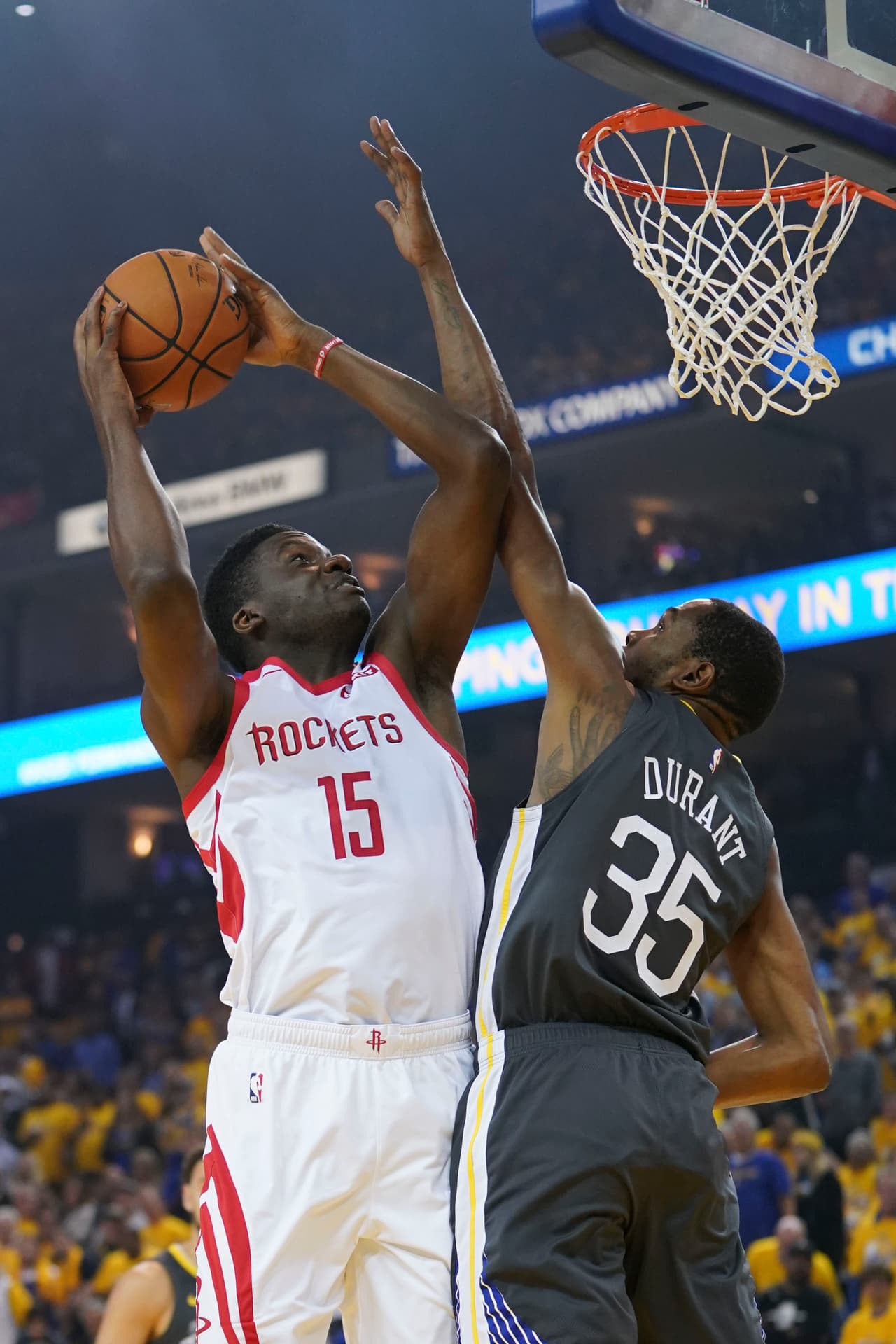 Otro de buena actuación, aunque infructuosa, fue el pívot Clint Capela. En 33 minutos consiguió 14 puntos, 10 rebotes y dos asistencias.