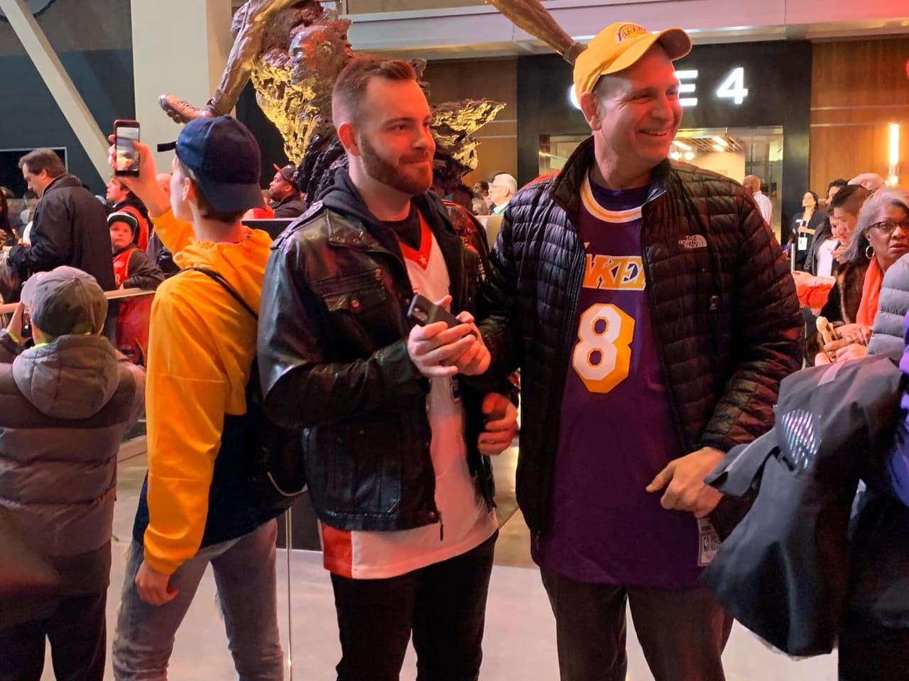 Así se vive la pasión del NBA All-Star Game muy colorido y con gente emocionada para disfrutar de este encuentro.