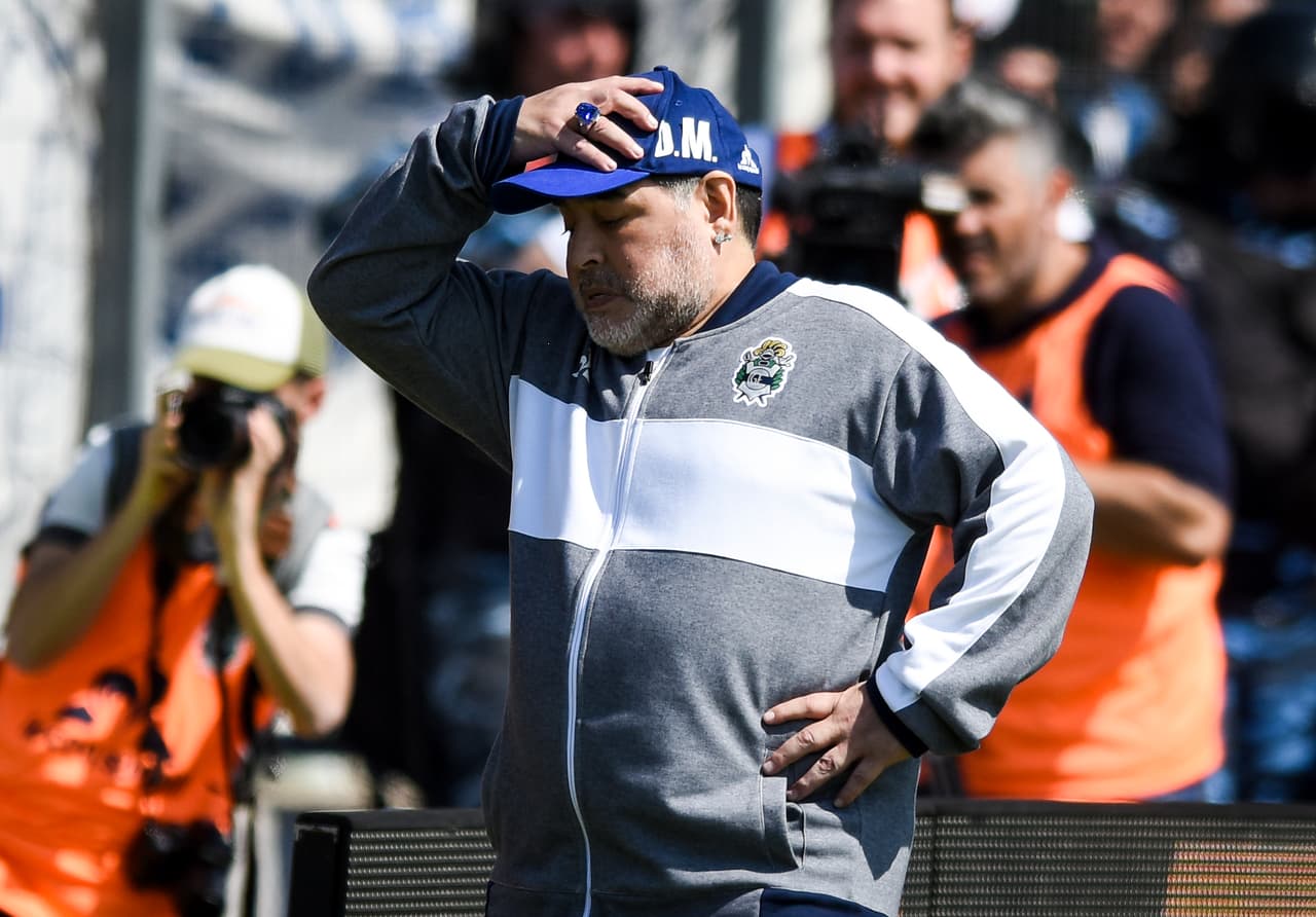 Gol de Zaracho que le da el triunfo a Racing, Maradona lamenta el tanto.