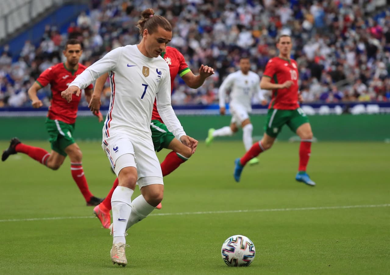 Francia derrota 3-0 a la escuadra de Bulgaria previo a su participación a la Euro 2021. Antoine Griezmann abrió el marcador al minuto 29 y Oliver Giroud se lució con doblete para darle la victoria a su equipo sobre los búlgaros. 'Les Bleus' iniciarán la competencia europea ante Alemania.