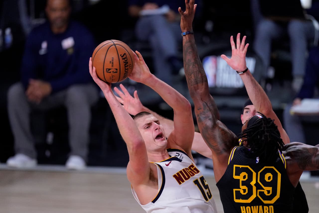 Anthony Davies anota 31 puntos y encesta la canasta que le da el triunfo a los Lakers 103-105 sobre los Denver Nuggets.