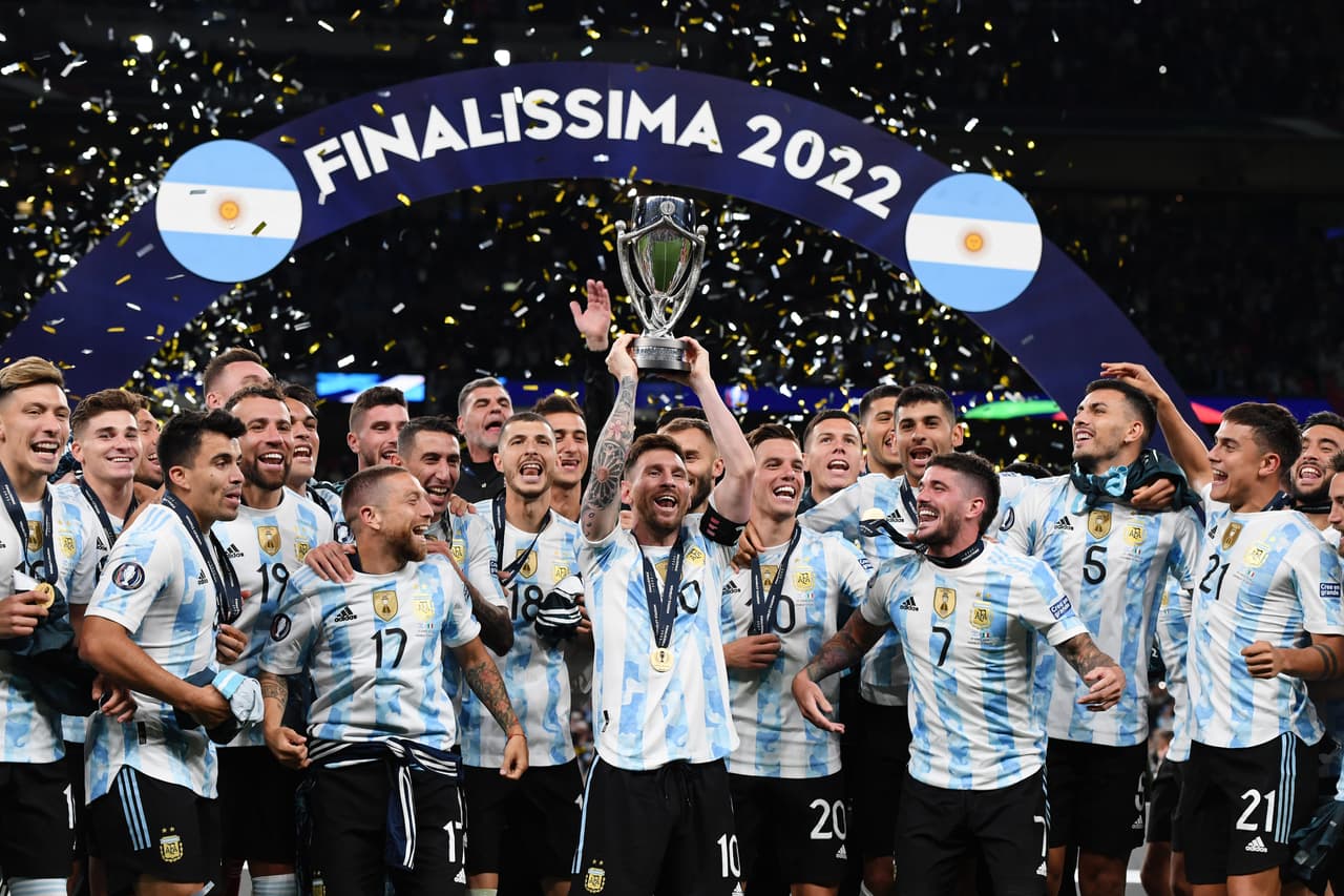 Así celebraron Argentina y Lionel Messi tras golear 0-3 a Italia para levantar la Finalissima en Wembley.