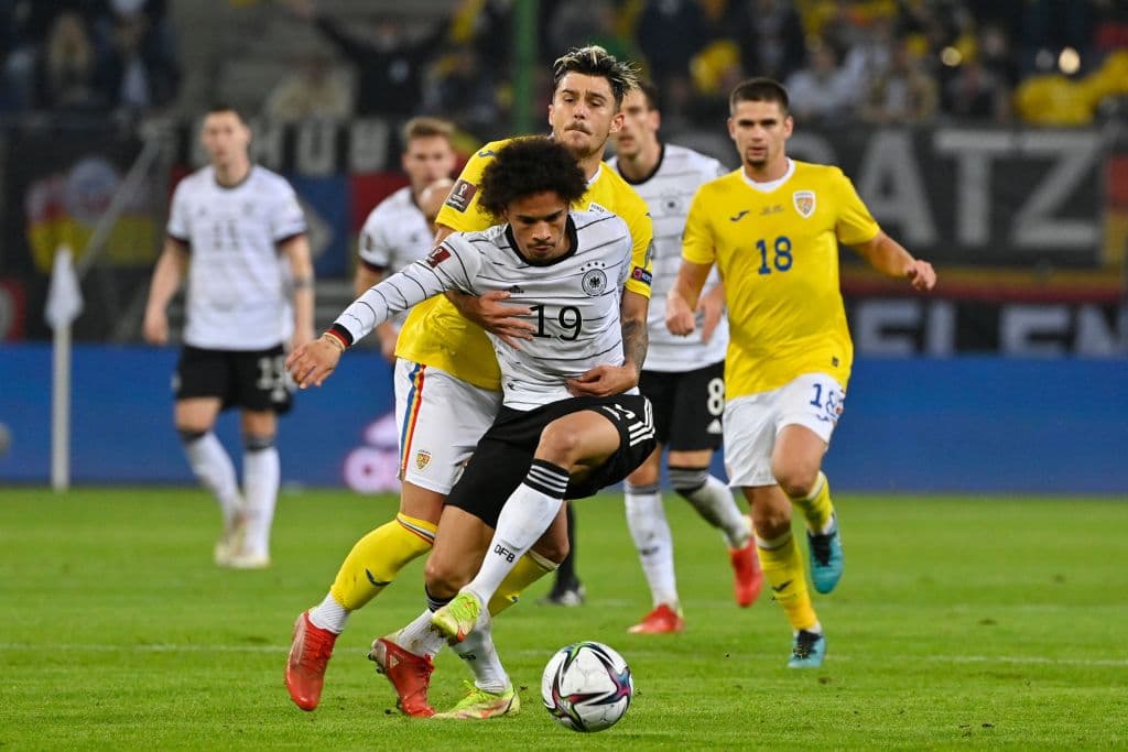 Serge Gnabry y Thomas Mueller le dan la alegría a la Alamenia y remontan 2-1 a Rumania.