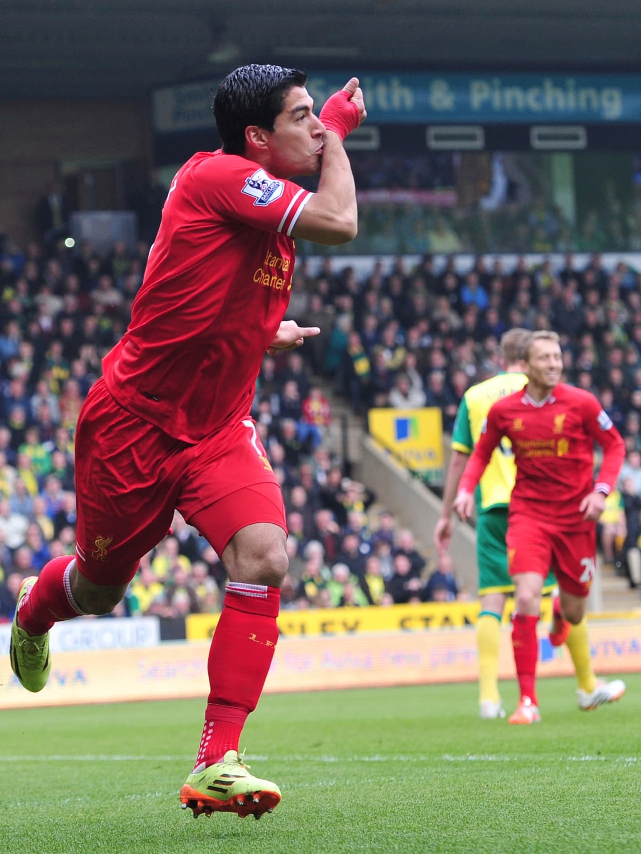 El atacante uruguayo llegó al Liverpool de Inglaterra en 2009 y tuvo la camiseta número 7, que antes habían vestido figuras legendarias del club. En su primera temporada anotó 4 goles y dio 5 asistencias.