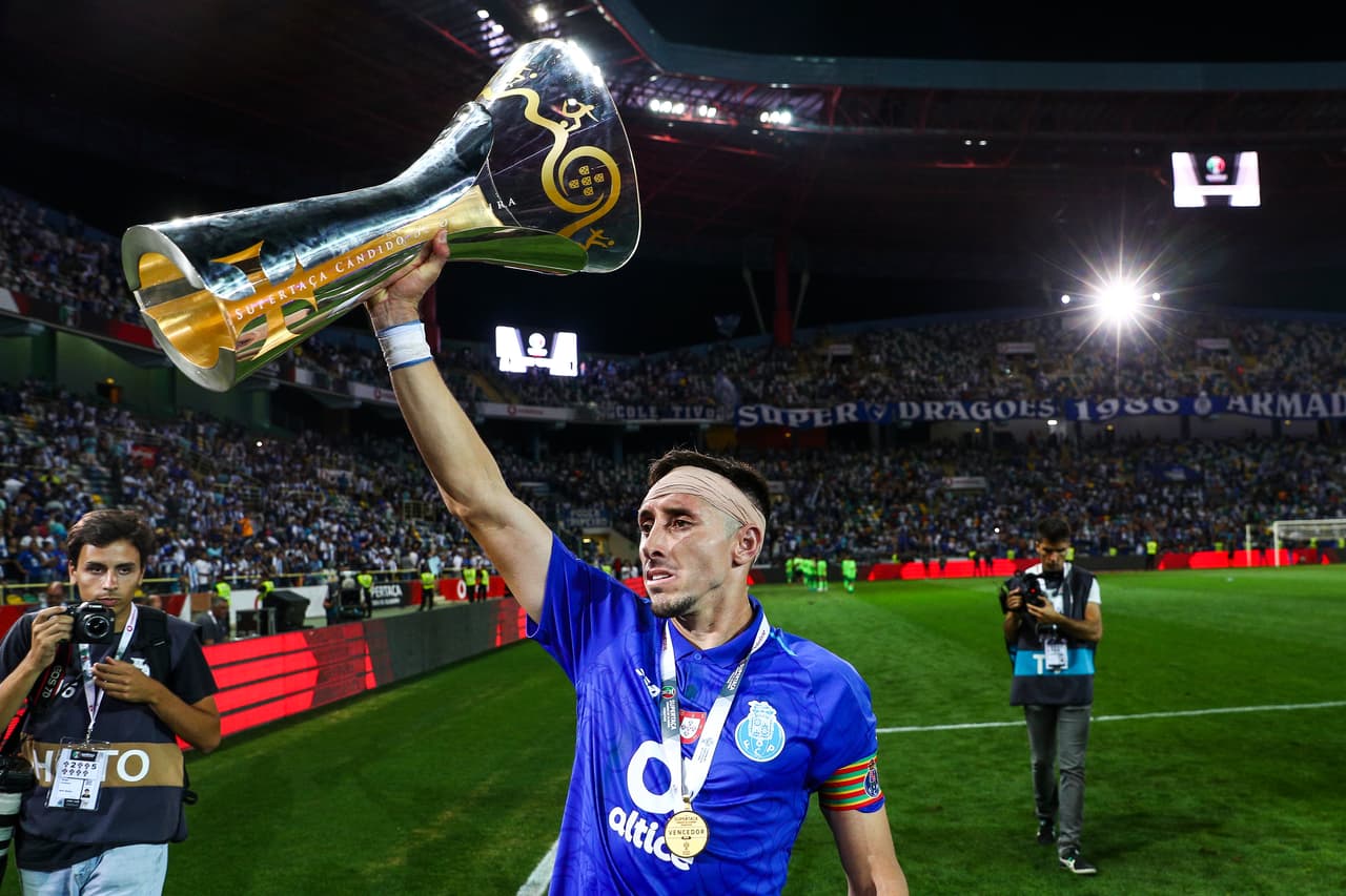 AVEIRO, PORTUGAL - AUGUST 04: Hector Herrera of FC Porto celebrates with the Portuguese SuperCup trophy after the match between FC Porto and Desportivo das Aves for the Portuguese Super Cup at Estadio Municipal de Aveiro on August 4, 2018 in Aveiro, Portugal. (Photo by Carlos Rodrigues/Getty Images)