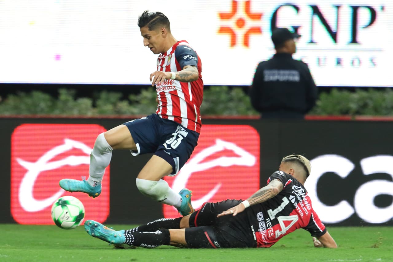 Roberto Alvarado tuvo en sus pies el disparo del empate en tiempo de compensación. Chivas no pudo encontrar el gol y tendrá que dejarse el alma en el Jalisco.