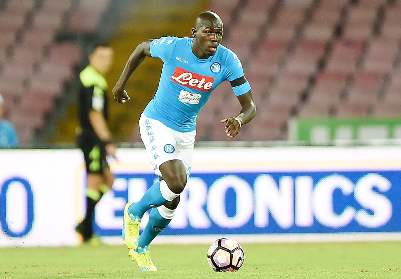 El defensa senegalés Kalidou Koulibaly, con reocrrido de siete años por Europa a sus 25 años de edad, es titular en el Nápoles.