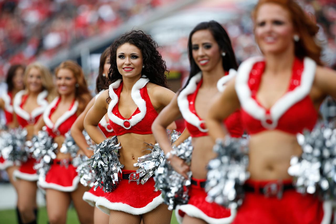 La Navidad ya está a la vuelta de la esquina y las porristas de los Buccaneers lucieron sus hermosos atuendos navideños. ¡Checa qué lindas se ven!