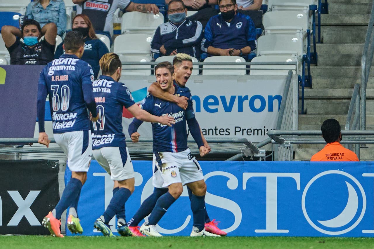 Isaac Brizuela y Alexis Vega se encargan de mantener viva la ilusión de Chivas de quedar dentro de la fiesta grande del futbol mexicano luego de vencer 1-2 a Monterrey.