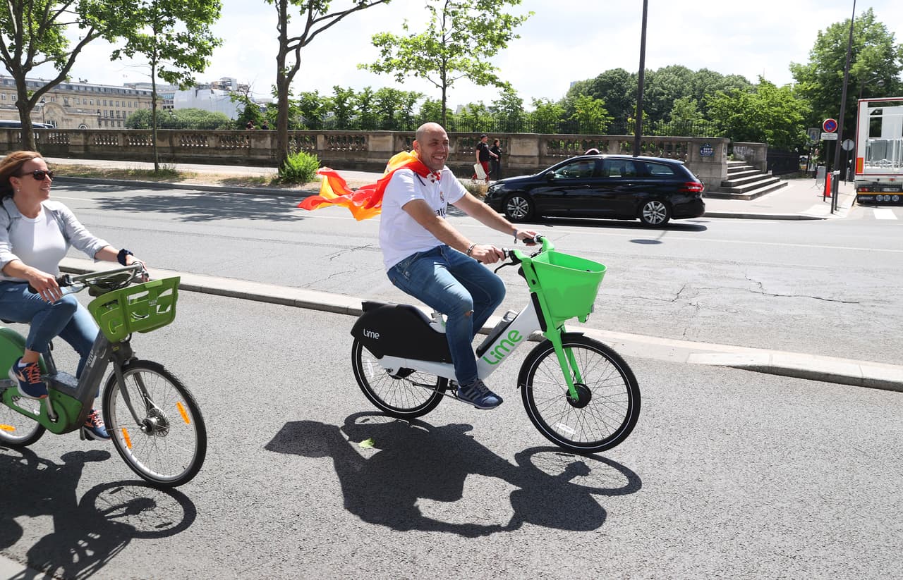 Los aficionados del Liverpool y Real Madrid comienzan a invadir las calles de París a unas horas de la Final de Champions League.
