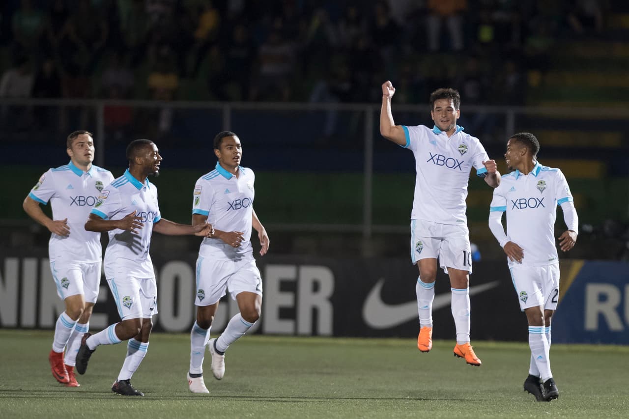 Sin embargo el uruguayo Nicolás Lodeiro acabó con esas ilusiones al minuto 15 con su gol para los visitantes.