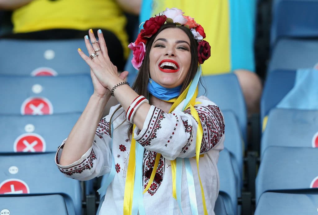 Ucrania lo hace y deja fuera a Suecia en tiempos extra con marcador de 2-1; consigue su pase a Cuartos de Final en la Euro 2020. Oleksandr Zinchenko abría el marcador al minuto 27, pero el sueco Emil Forsberg empataba el encuentro al 43'. Quien le da la victoria y el pase a la siguiente ronda a los ucranianos, es Artem Dovbyk al 120+1', quienes enfrentarán a Inglaterra este sábado.