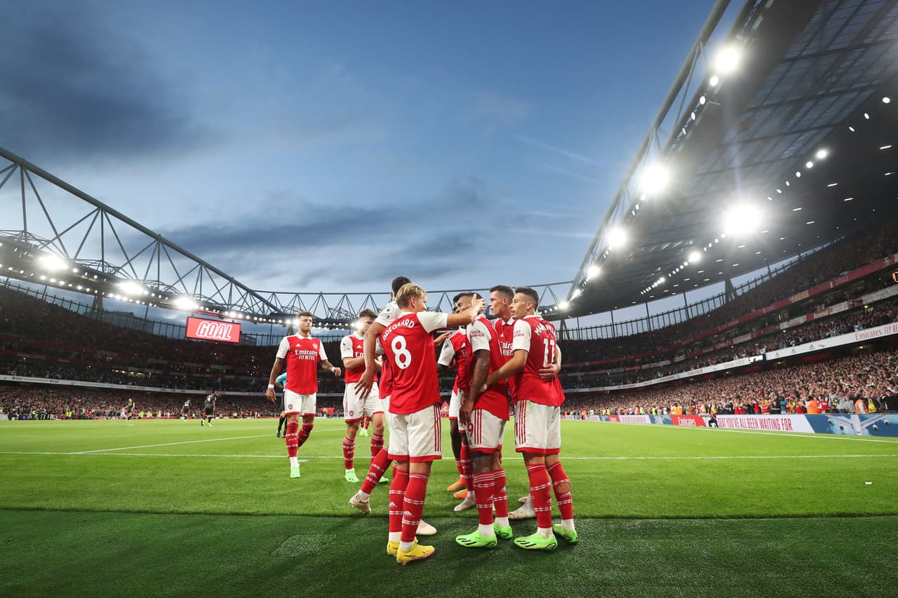 Arsenal superó por 2-1 al Aston Villa.