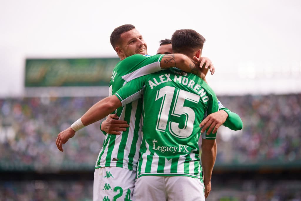 Con dos goles de Juanmi, uno de William Carvalho y otro de Alex Moreno, el Betis, que tuvo al mexicano Andrés Guardado en los últimos 10 minutos, goleó por 4-1 al Osasuna y es quinto en LaLiga.