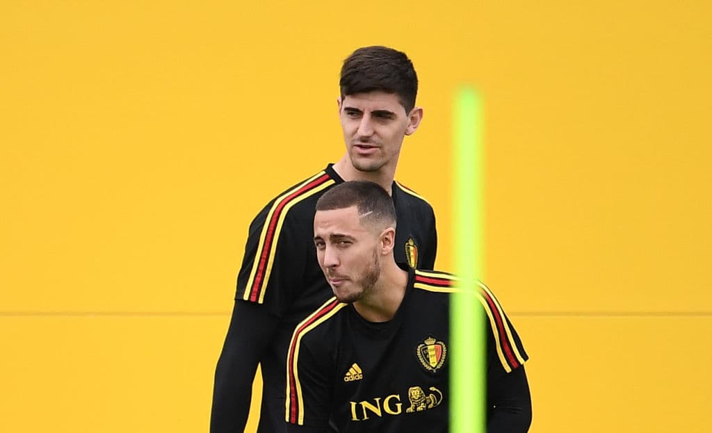 El arquero Thibaut Courtois y el mediocampista Eden Hazard.