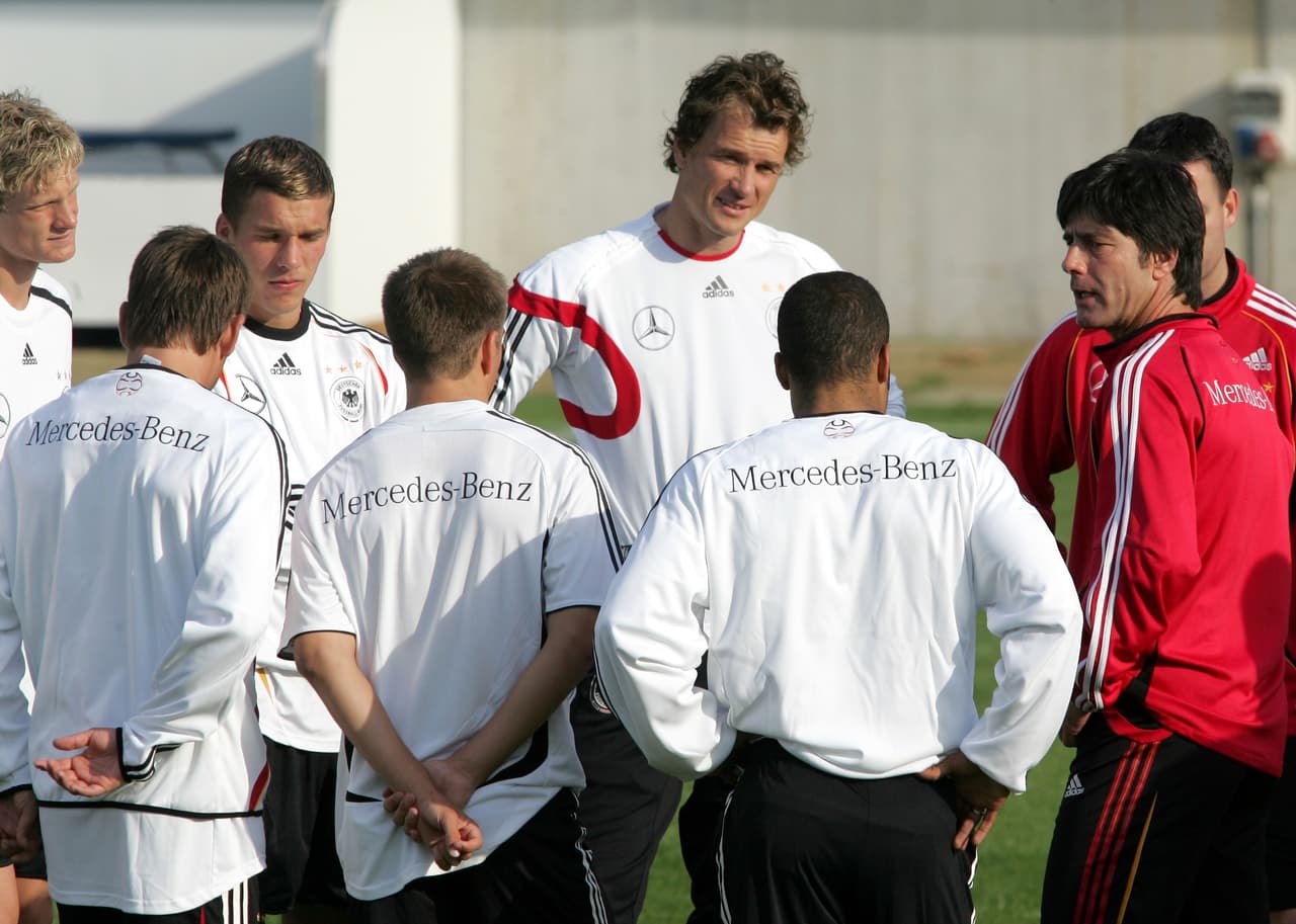 Los directivos quisieron darle una continuidad al proceso y el asistente de Klinsmann asumió la dirección en 2006 tras el Mundial. Entender el estilo actual y darle un toque propio, que se ajuste a sus jugadores, fue clave para que aún esté vigente.