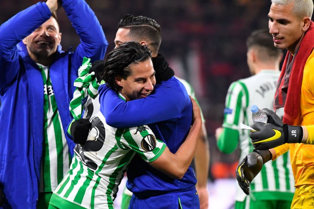 Diego Lainez sigue sin aparecer, ni en la banca, con el Betis, que venció al Real Madrid en un gran partido.