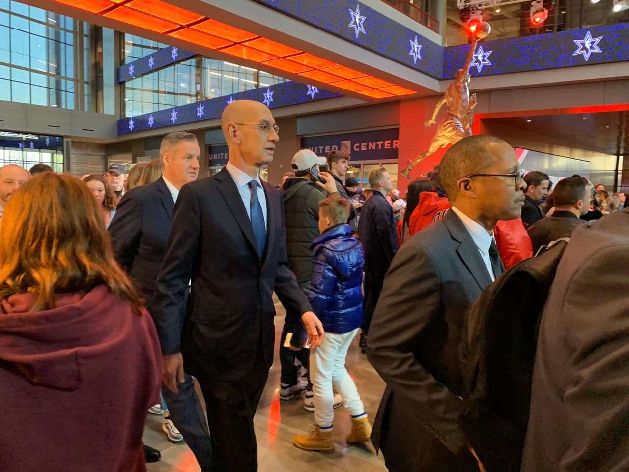 Así se vive la pasión del NBA All-Star Game muy colorido y con gente emocionada para disfrutar de este encuentro.
