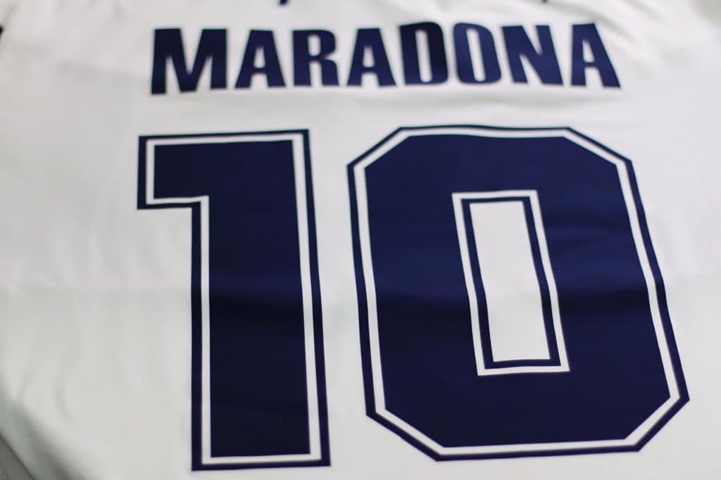 Maradona y su distintivo dorsal 10.