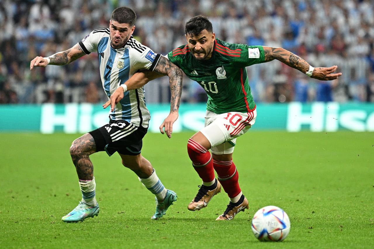La Selección de Argentina sacó los tres puntos tres vencer a México por dos goles contra cero con las anotaciones de Messi y Fernández en el segundo tiempo con lo que se coloca en el segundo lugar del Grupo C y México cae al sótano.