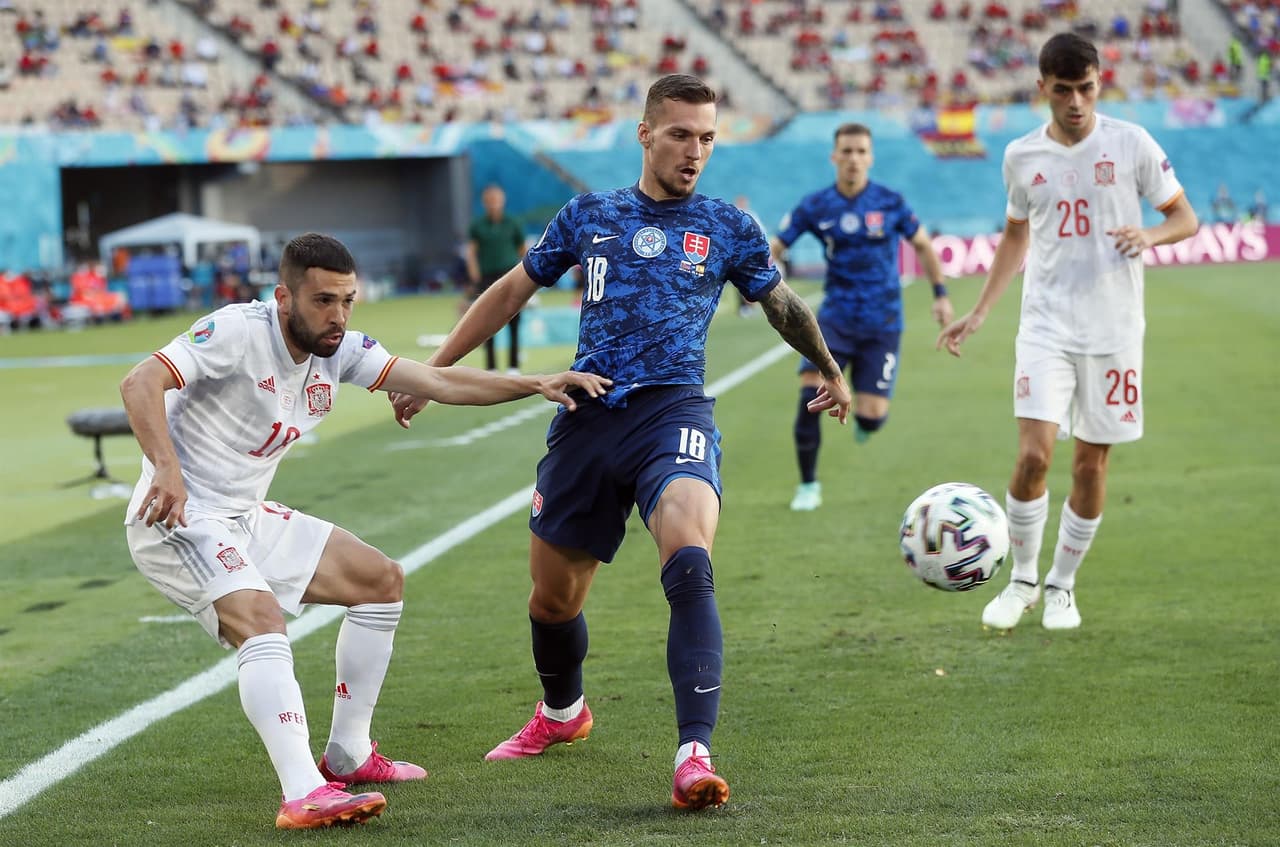 España golea a Eslovaquia 5-0 para asegurar el segundo lugar del grupo y calificar a Octavos en la Euro 2020. Con dos autogoles y tres por parte de Laporte (45+3'), Pablo Sarabia (56') y Ferrán Torres (67'), los españoles se sacan la espina y ahora enfrentarán a Croacia.