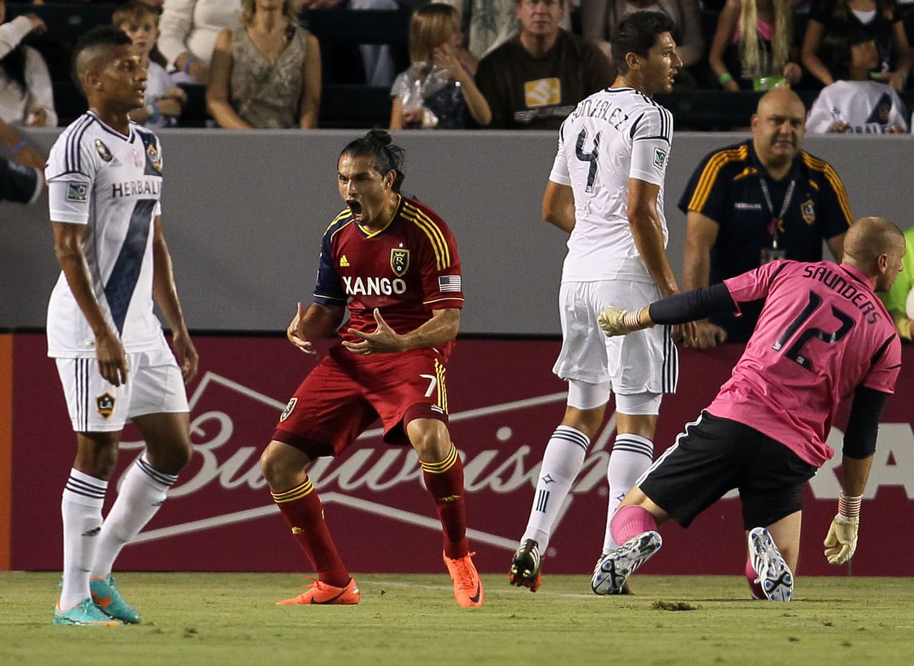 Fabián Espíndola anotó un gran gol con el Salt Lake City contra LA Galaxy y lo celebró con doble salto mortal, cuya caída fue defectuosa y le lesionó el tobillo.