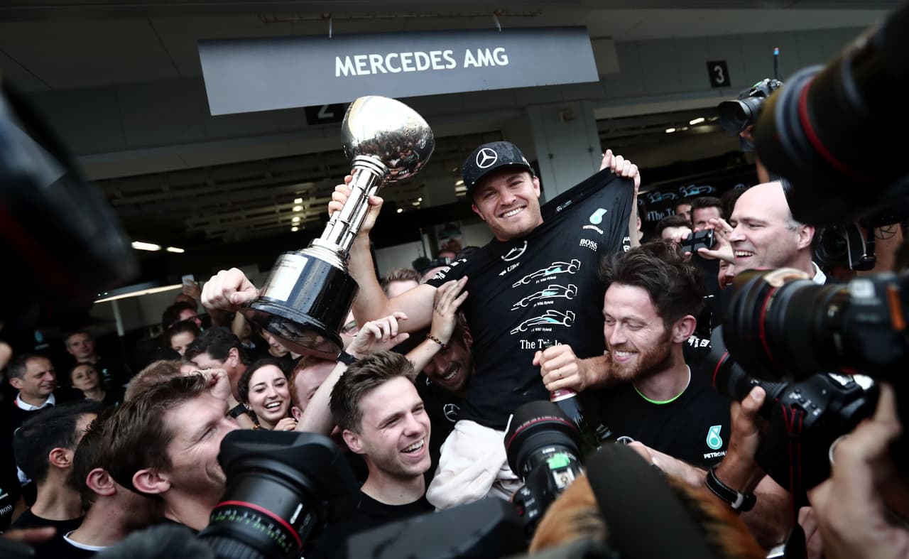 Mercede amarró su tercer título de constructores de su historia, todos logrados de forma consecutiva alcanzando los 593 puntos, 208 más que su más inmediato perseguidor, la escudería austríaca Red Bull.