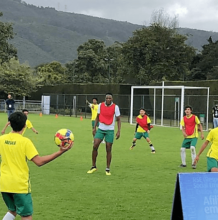 El defensor colombiano Yerry Mina aprovechó estos días para estar en su natal Colombia y hacer un campamento de fútbol con niños locales.