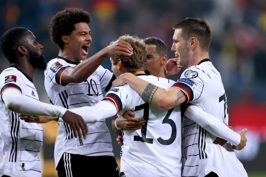 Serge Gnabry y Thomas Mueller le dan la alegría a la Alamenia y remontan 2-1 a Rumania.