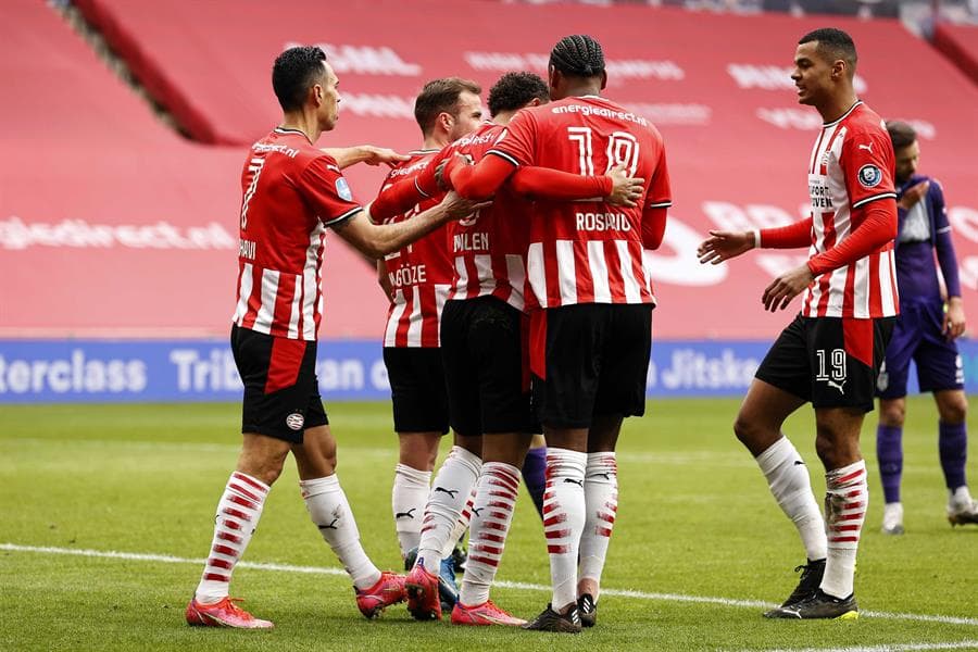 Con goles de Donyell Malen, Denzel Dumfries y Mohammed Ihattaren, el PSV se impone 3-0 ante el Heracles Almelo, en el Estadio Phillips, durante la Jornada 28 en la Eredivisie. El mexicano Erick Gutiérrez, a pesar de ser convocado, no tuvo minutos durante el encuentro.