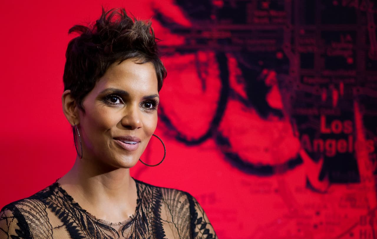 Halle Berry inaugura su estrella en el paseo de la fama de Hollywood.