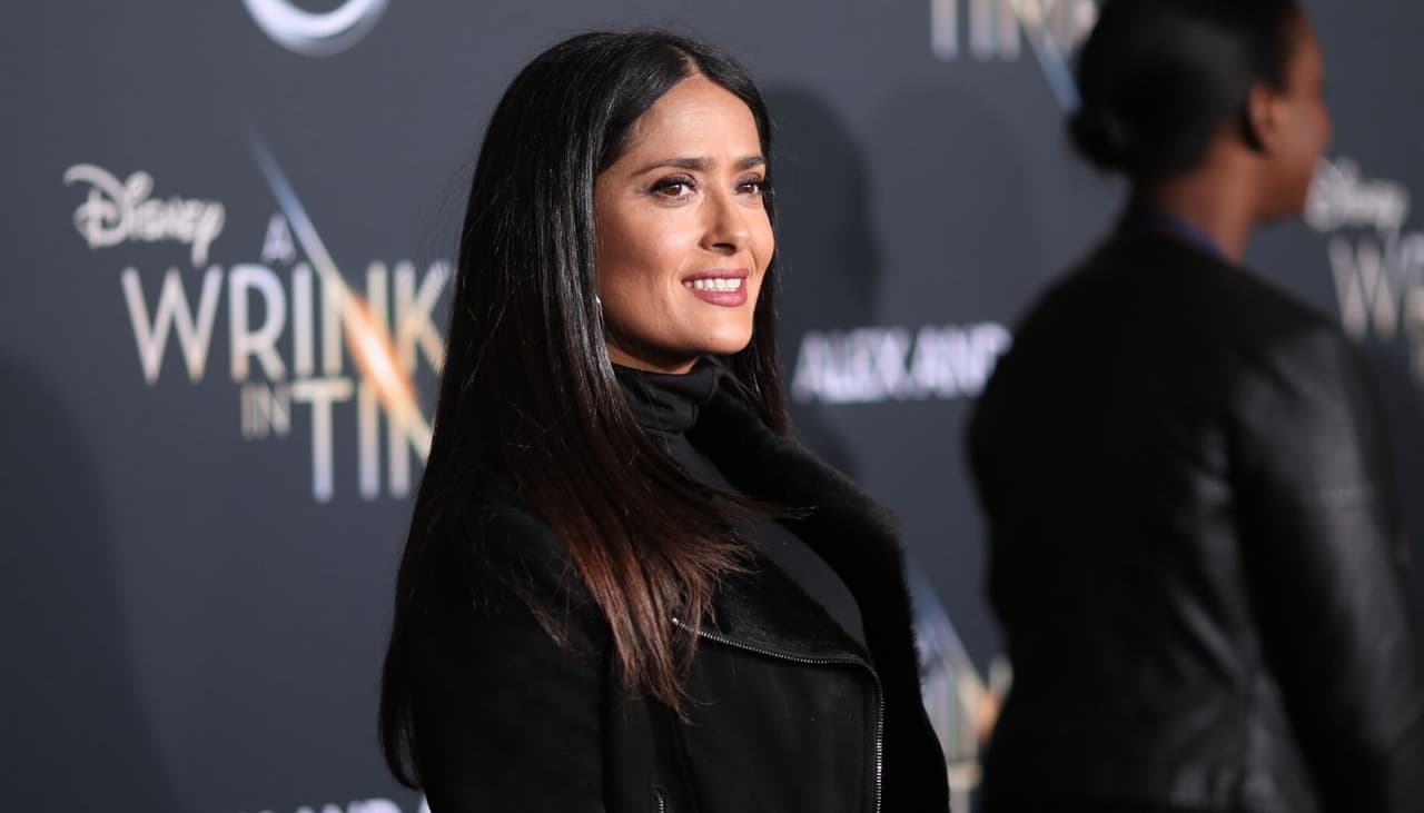 Salma Hayek está por encima de la reina Isabel y la monarca no puede hacer nada para superarla