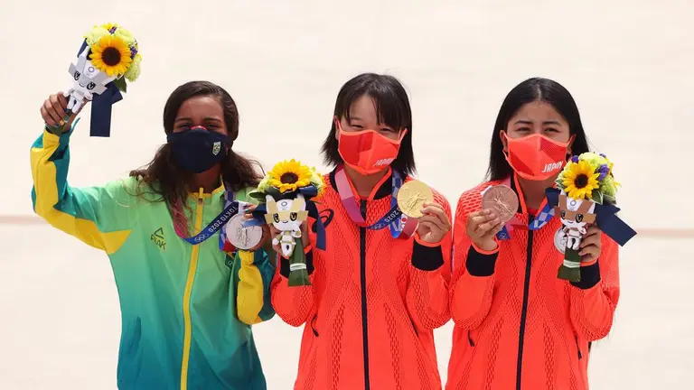 Dos niñas de 13 años ganan medallas de oro y plata en el skateboarding |  TUDN