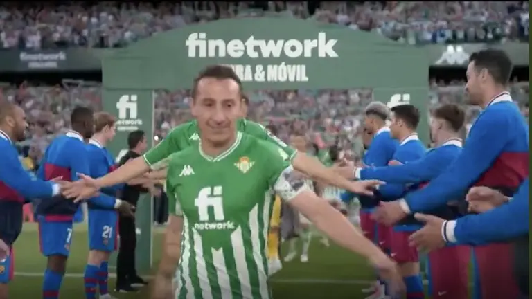 Barcelona hace pasillo a Andres Guardado Lainez y al Betis campeón