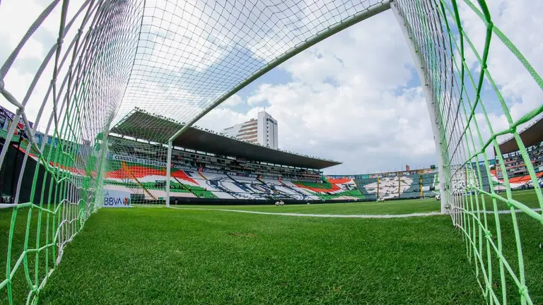 León blesses and cleans his field before the game against América | TUDN Liga MX