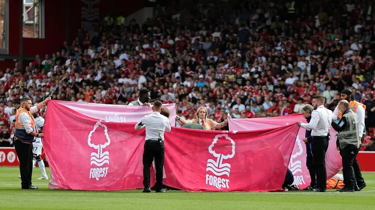 Lesão assustadora na Premier League: cobrem o jogador com uma lona | TUDN Premier League
 #ÚltimasNotícias