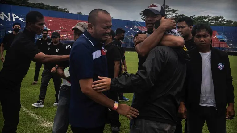 Presidente De Club Arema De Indonesia Ofrece Disculpas Por Tragedia Que Dejó 125 Muertos En Su 8925