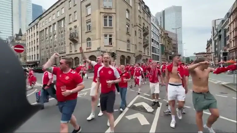 Tremenda marea roja en Frankfurt con la invasión de Dinamarca | TUDN ...