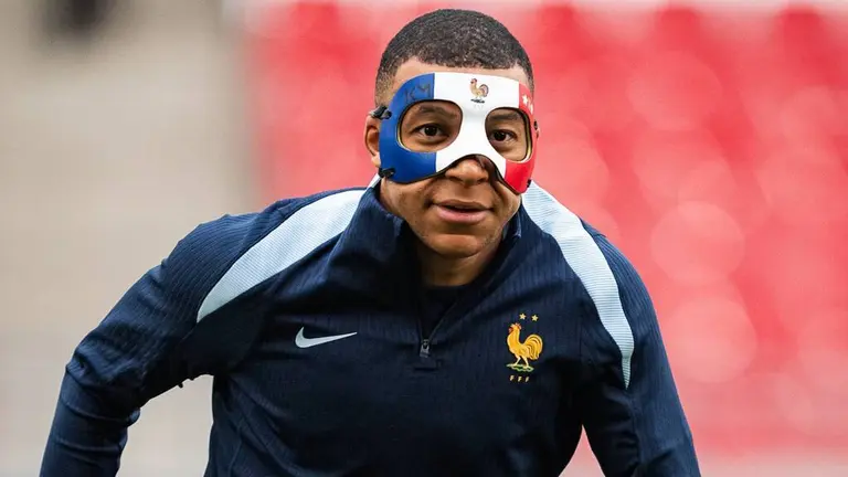 ¿Una tortuga ninja? Mbappé presume su máscara en la Euro 2024 | TUDN ...