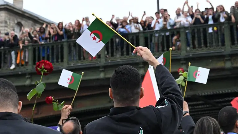 Juegos Olímpicos: Argelia lanza rosas al Río Sena como protesta en  ceremonia de inauguración | TUDN Atletas | TUDN