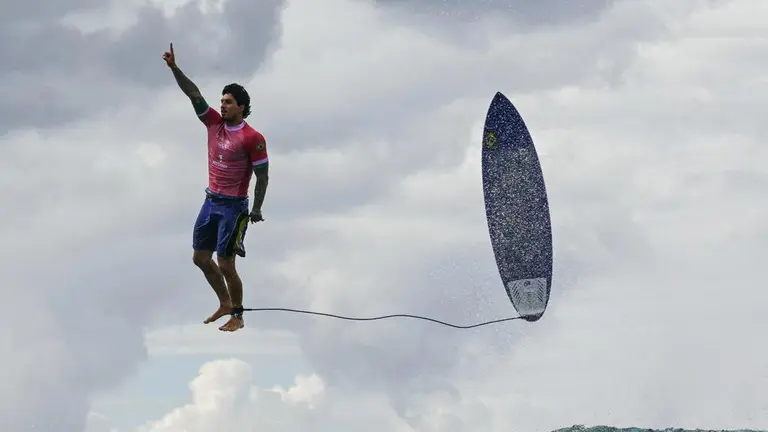 The viral photo of a Gabriel Medina who is close to surfing perfection in Paris 2024 | TUDN Athletes